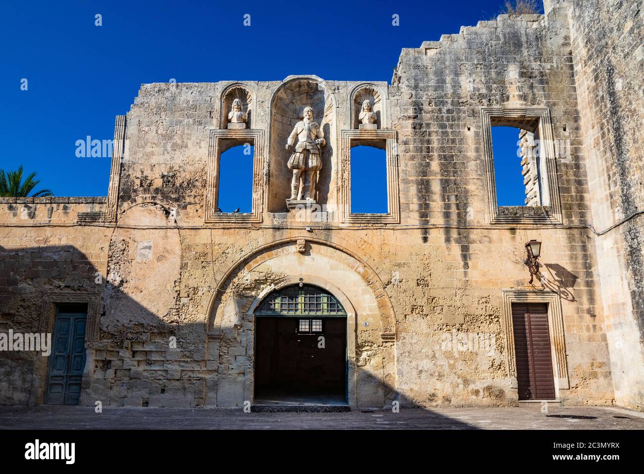 La cour du château, ou palais ducal, du Castromediano Lymburgh, à Cavallino, Lecce, Puglia, Salento, Italie. Fenêtres et niches vides avec Banque D'Images