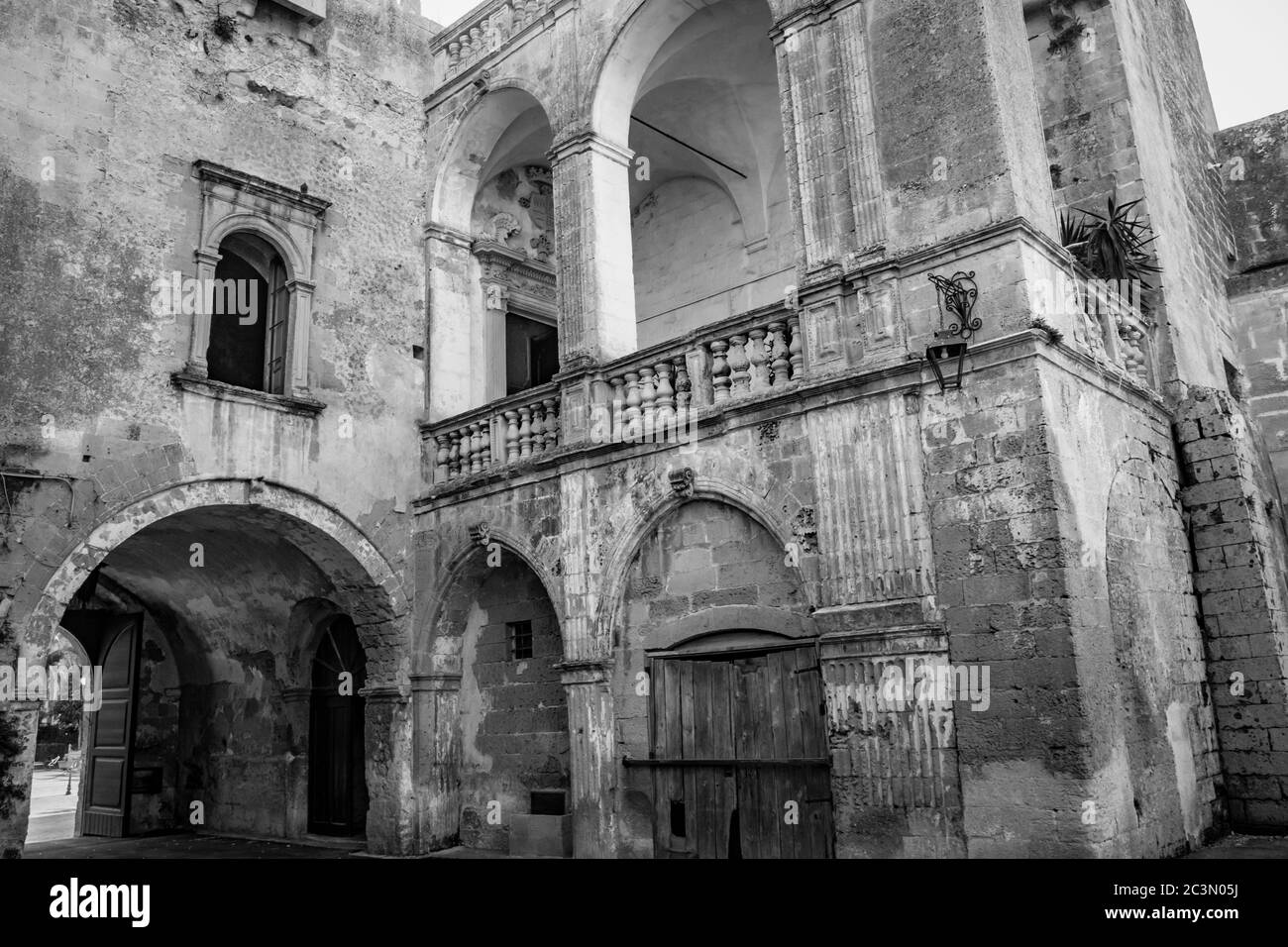 La cour du château de la famille Castromediano Lymburgh, à Cavallino, Lecce, Puglia, Salento, Italie. Le palais ducal. Élément architectural Banque D'Images
