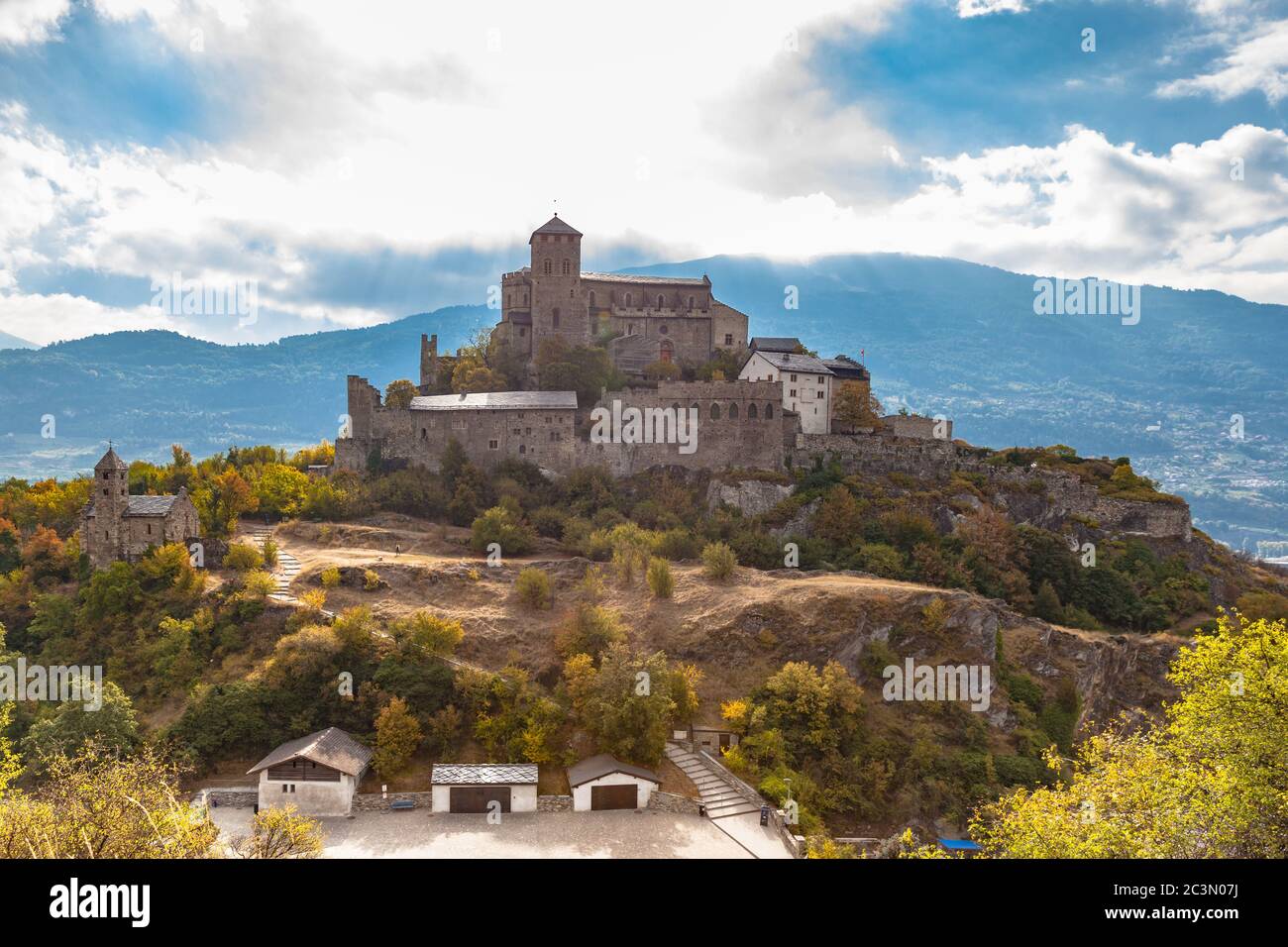 Vue imprenable sur la basilique du Valais, une ancienne église fortifiée de Sion, canton du Valais, Suisse Banque D'Images