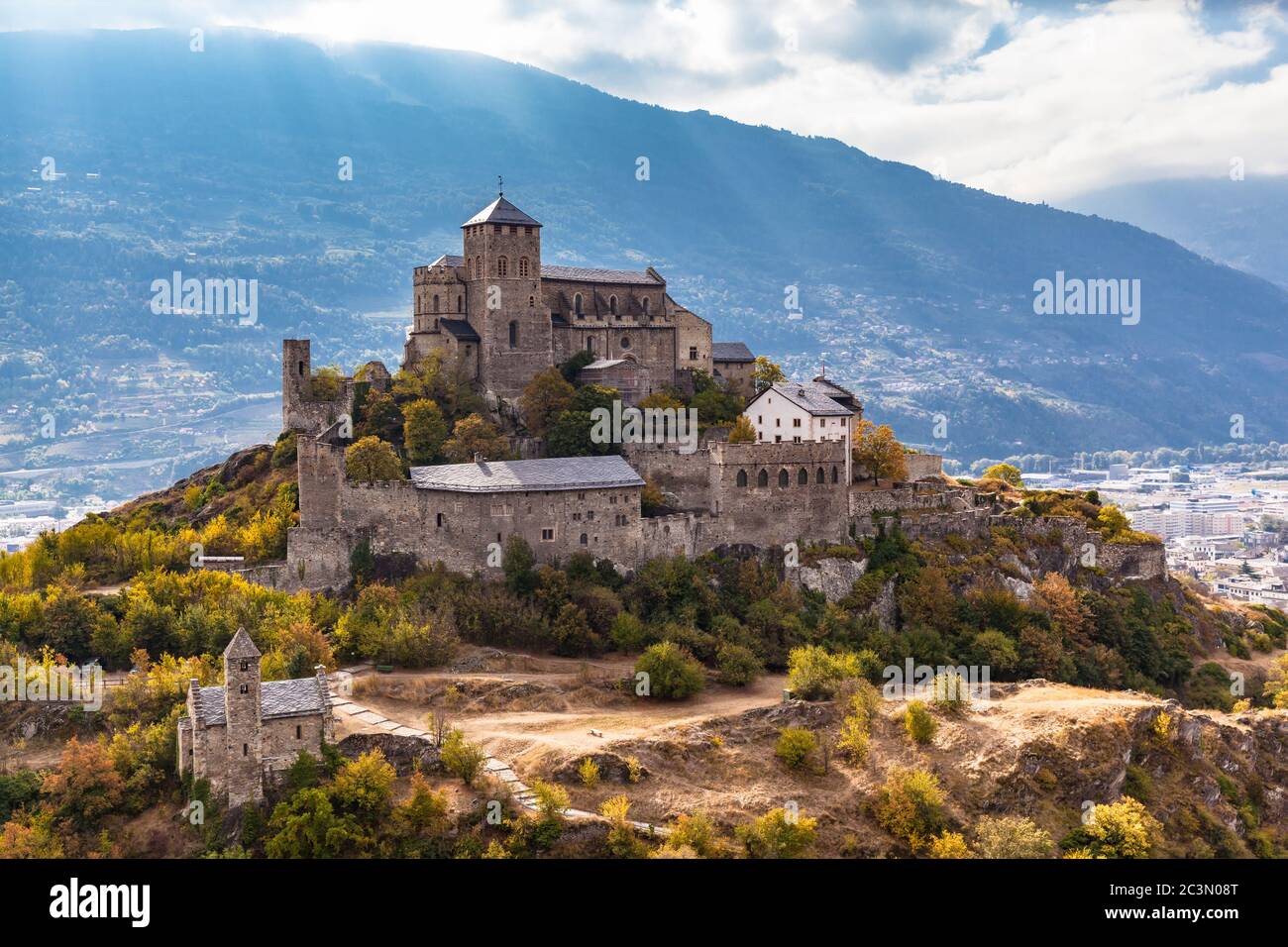 Vue imprenable sur la basilique du Valais, une ancienne église fortifiée de Sion, canton du Valais, Suisse Banque D'Images