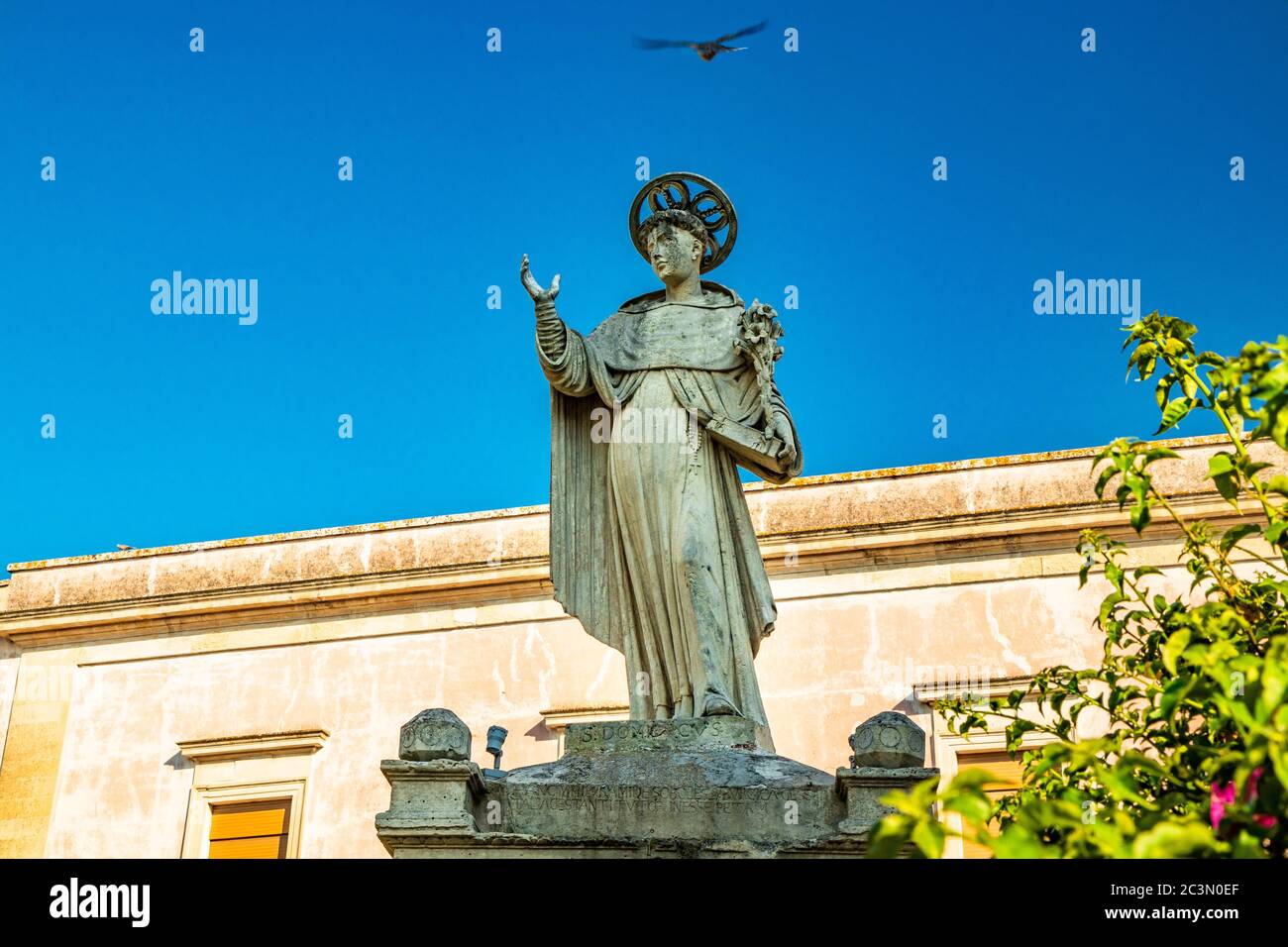 Le puits avec la statue du Saint protecteur San Domenico di Guzman à Cavallino, Lecce, Puglia, Salento, Italie. Banque D'Images