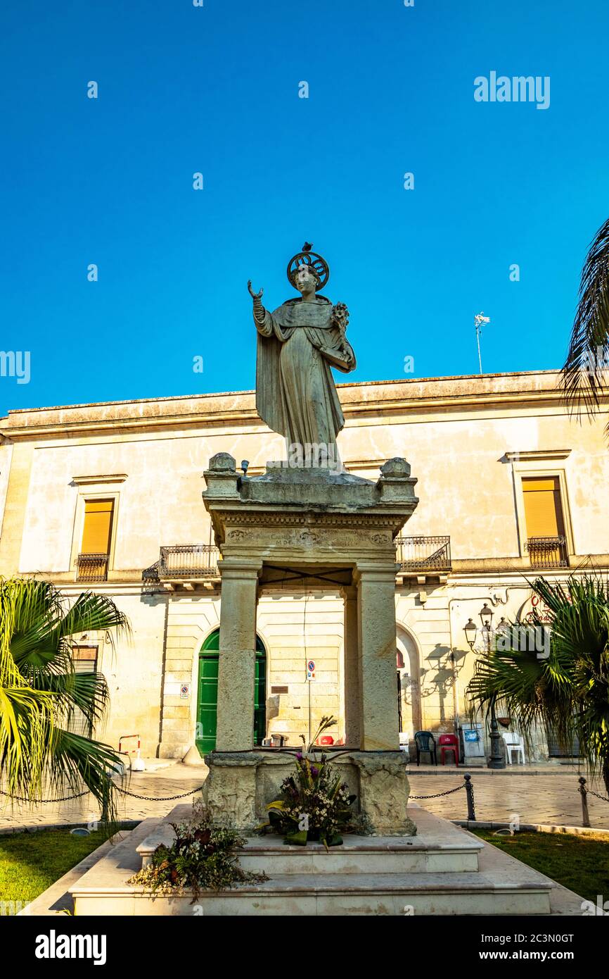 Le puits avec la statue du Saint protecteur San Domenico di Guzman à Cavallino, Lecce, Puglia, Salento, Italie. Banque D'Images