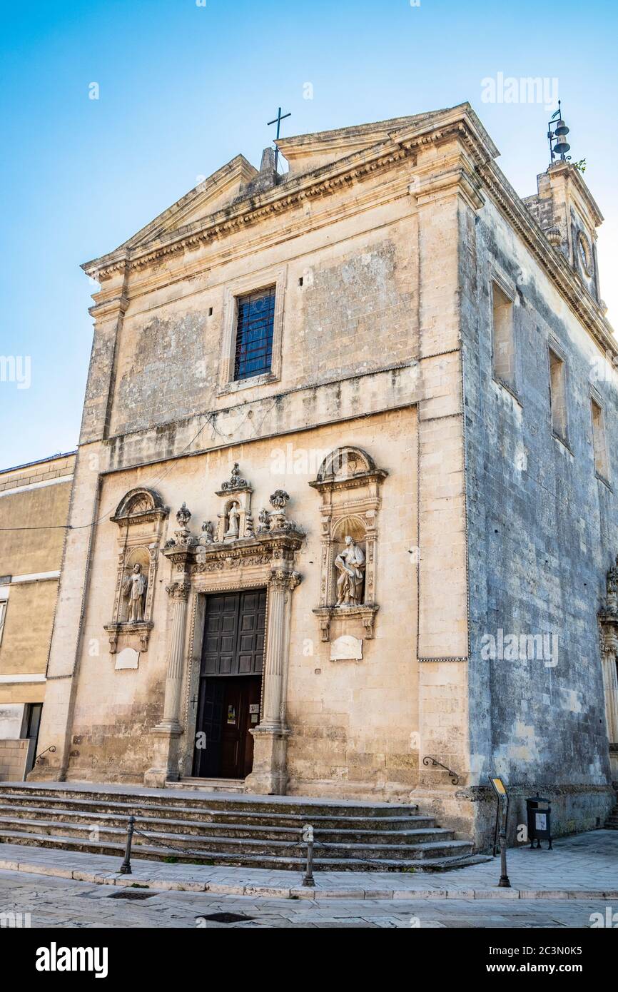 L'église mère de Cavallino, Lecce, Puglia, Salento, Italie. Style baroque. Portail en bois et niches avec statues sur les côtés, sur la façade. Banque D'Images