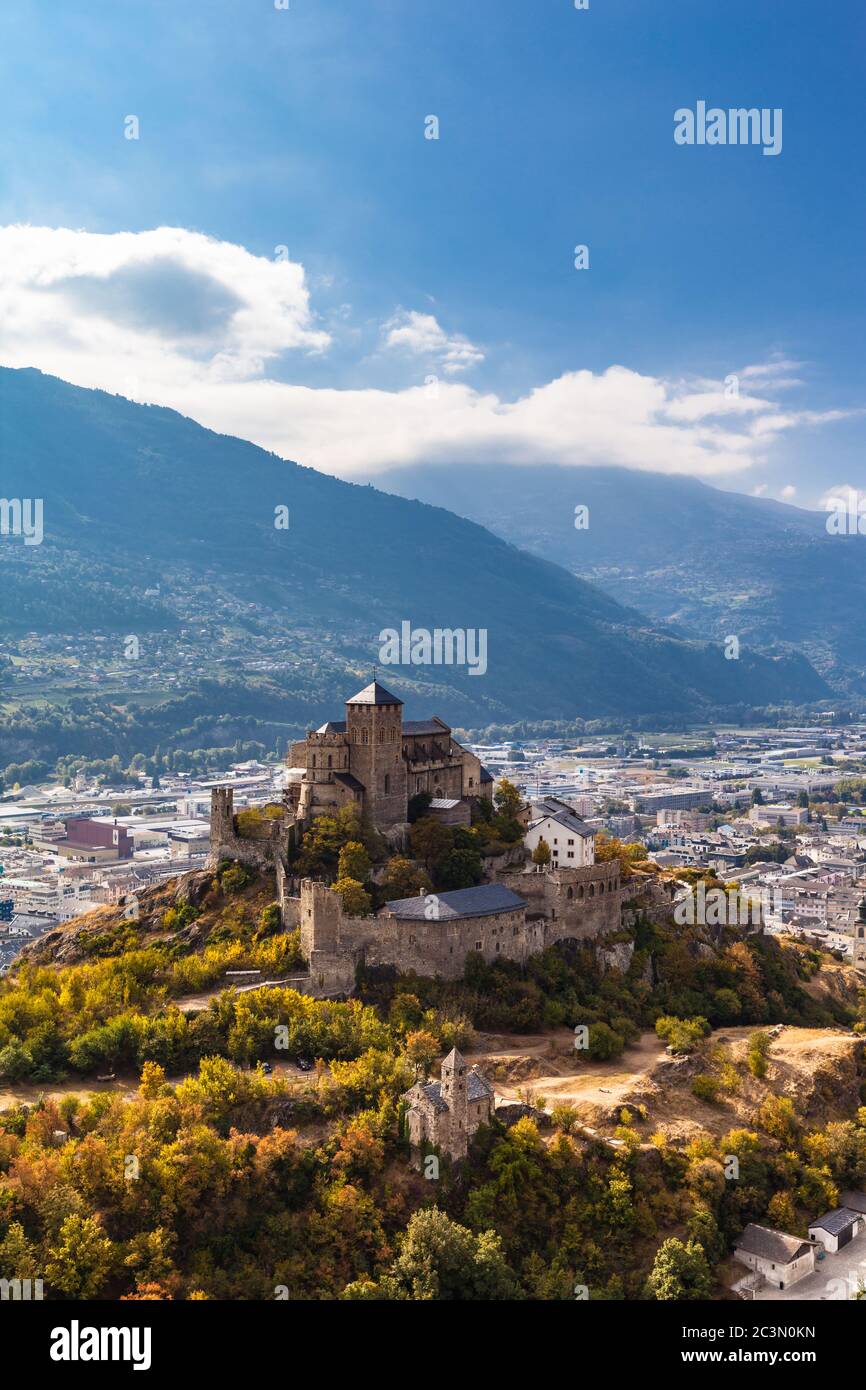 Vue imprenable sur la basilique du Valais, une ancienne église fortifiée de Sion, canton du Valais, Suisse Banque D'Images