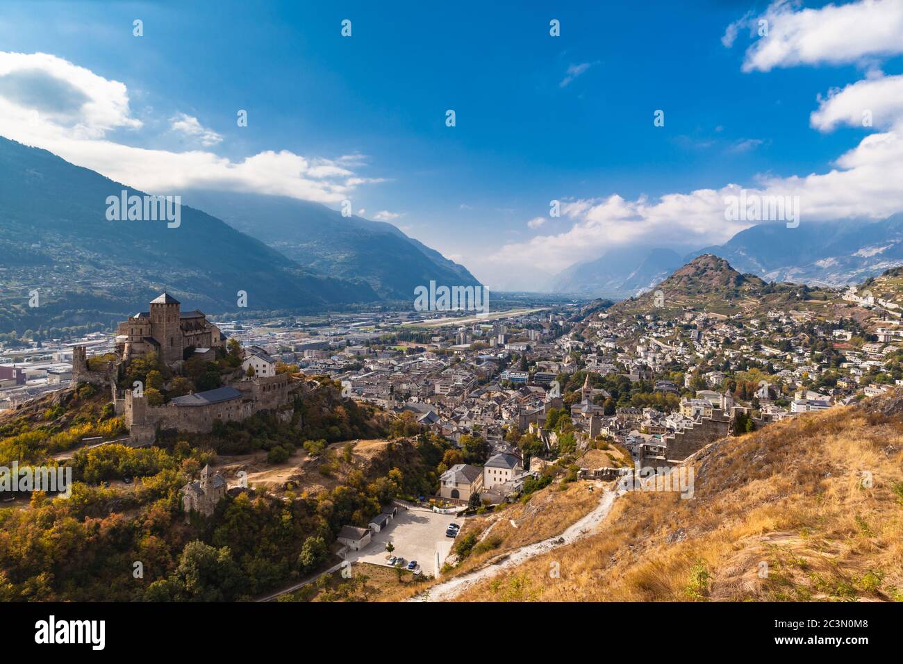 Vue aérienne de la vieille ville de Sion et de la basilique de la Valère depuis le château de Tourbillon par une journée ensoleillée, canton du Valais, Suisse Banque D'Images