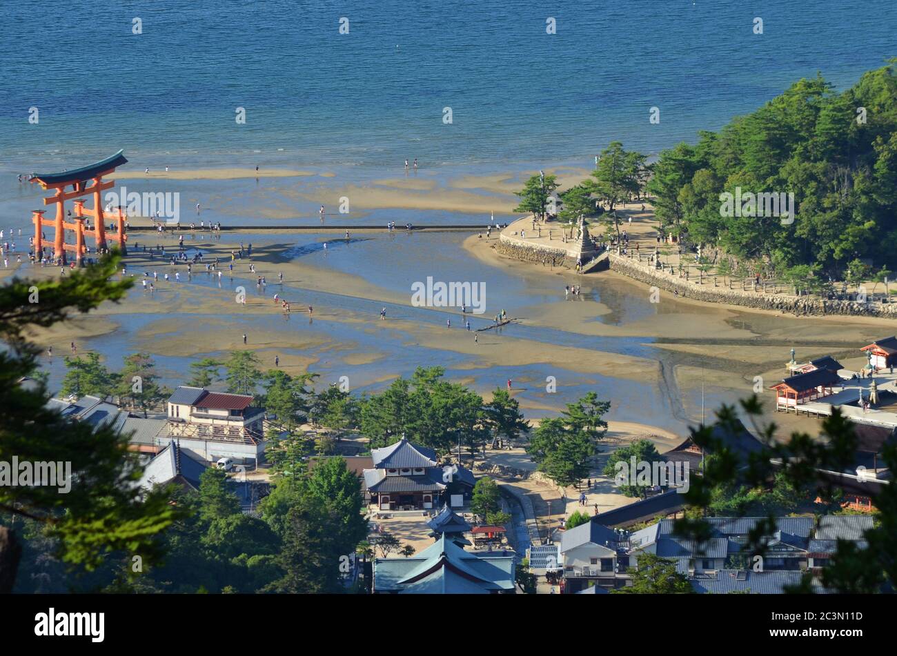 Vue aérienne vers la célèbre porte Torii flottante d'Itsukushima sur l'île de Miyajima, au Japon Banque D'Images