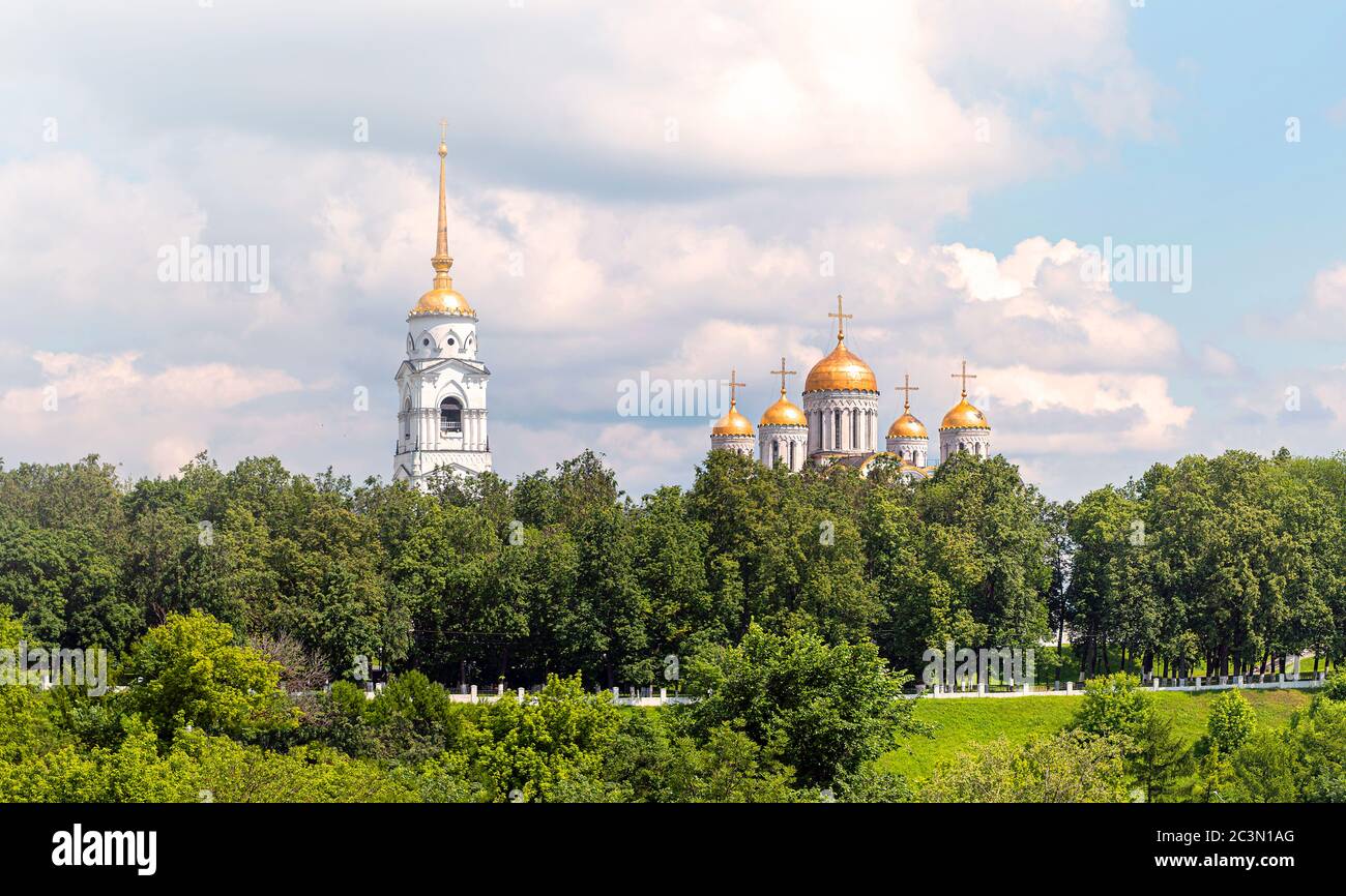 Vladimir, Russie. Vue panoramique d'une vieille église de Vladimir dans l'anneau d'or pendant la journée d'été Banque D'Images
