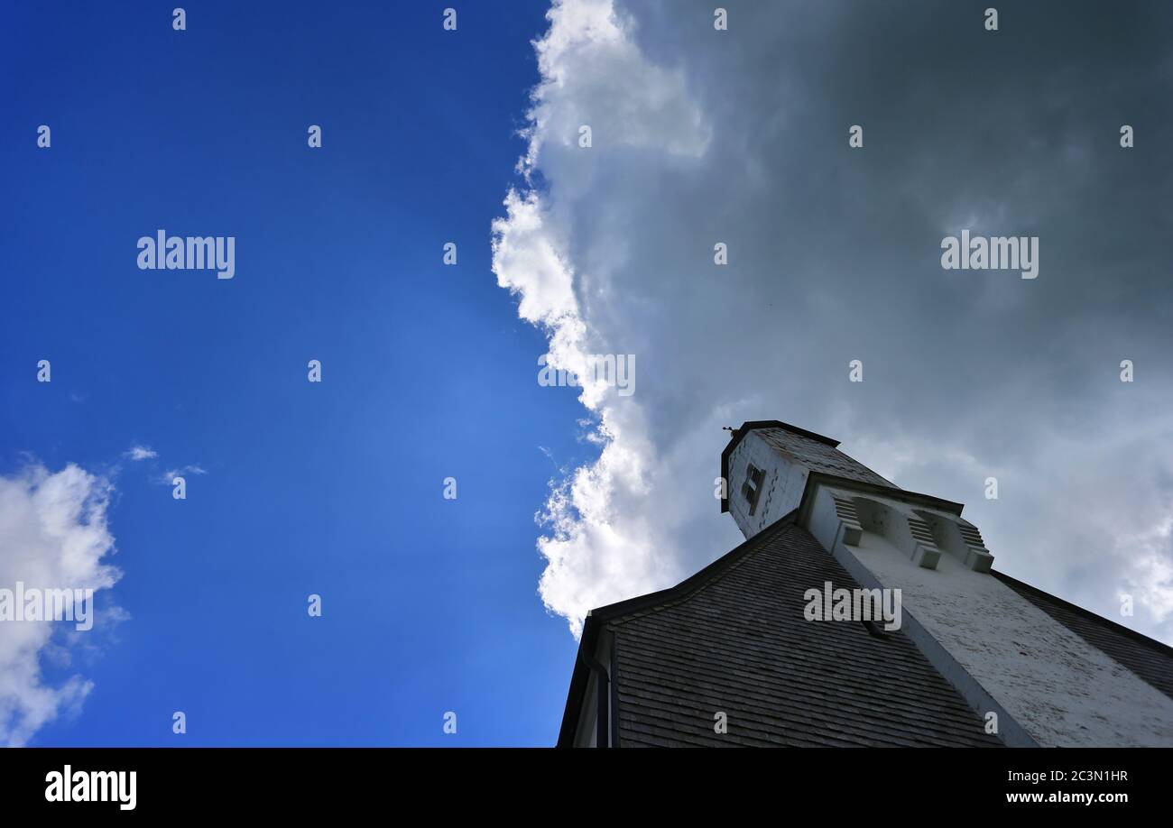 Aitrang, Allemagne. 21 juin 2020. Partiellement nuageux est le ciel au-dessus de l'église de pèlerinage Sankt Alban. Crédit : Karl-Josef Hildenbrand/dpa/Alay Live News Banque D'Images