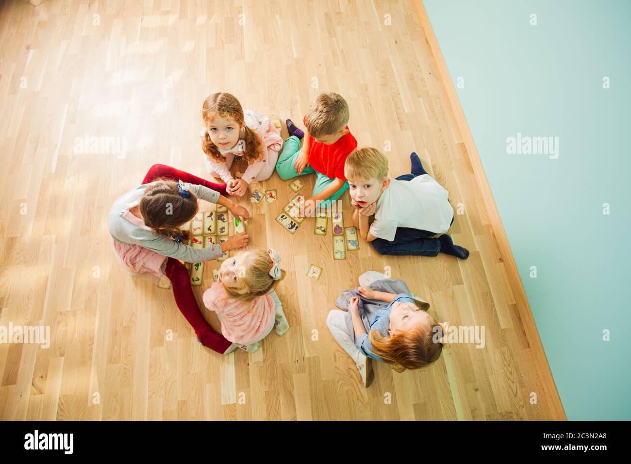 Enfants Jouant Avec Des Cartes De Puzzle Associez Les Animaux Appropries Carte Avec Animaux Maman Et Bebe Photo Stock Alamy