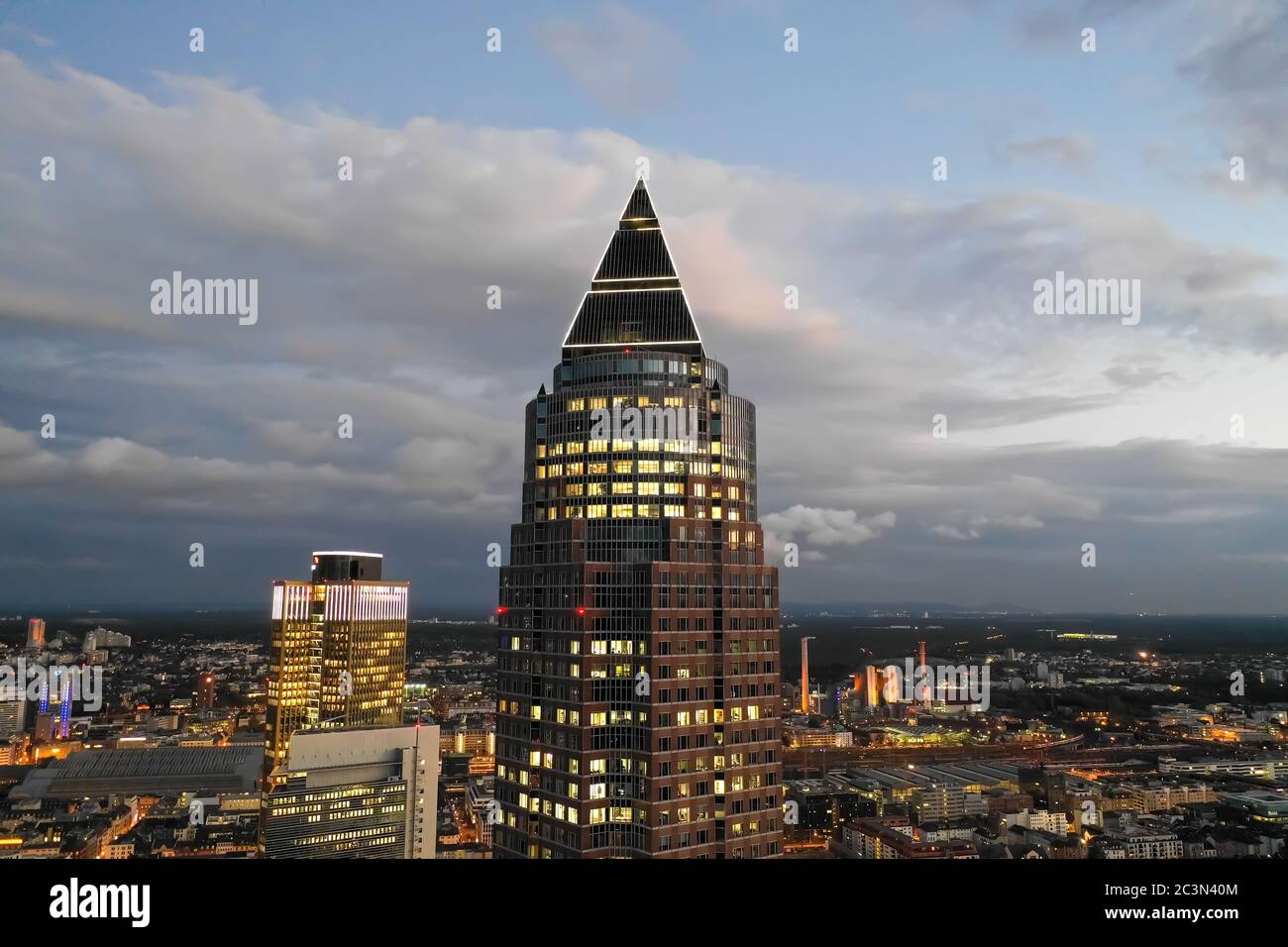 Vers novembre 2019: Vue aérienne incroyable de Messeturm à Francfort-sur-le-main, Allemagne Skyline de nuit avec lumières de la ville Banque D'Images