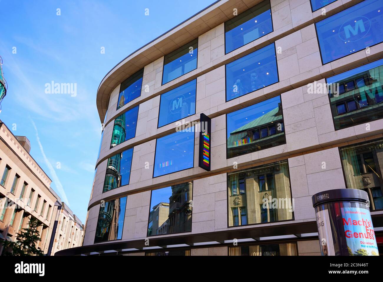 La librairie 'Mayersche Buchhandlung' du centre-ville de Düsseldorf avec sa magnifique façade moderne en verre réfléchissant. Banque D'Images