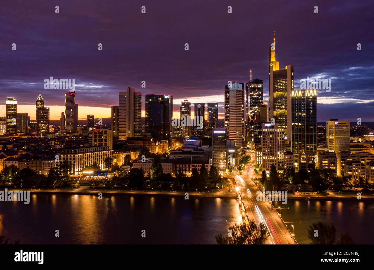 Vue panoramique sur Francfort-sur-le-main la nuit avec main River en premier plan et City Lights Banque D'Images