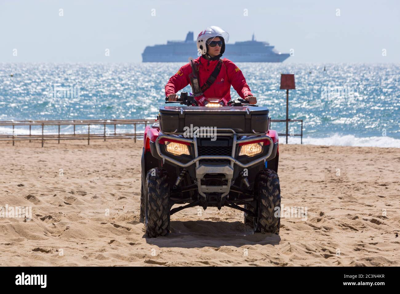 Bournemouth, Dorset, Royaume-Uni. 21 juin 2020. RNLI Lifesest de retour sur certaines plages de Bournemouth, alors que les températures s'élèveront en semaine pour une mini-vague de chaleur qui attirera la foule sur les plages. RNLI Lifeguard à cheval Honda TRX quad le long de la plage. Crédit : Carolyn Jenkins/Alay Live News Banque D'Images