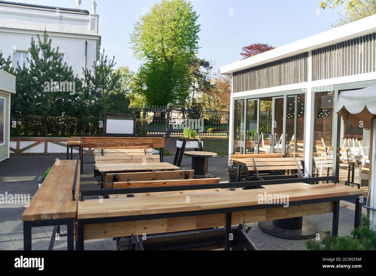 Café d'été dans une ville côtière. Une circulaire vide en raison de restrictions dues au coronavirus. Banque D'Images