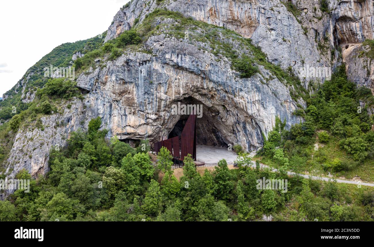 La grande entrée de la grotte de Niaux avec sa sculpture en fer, Niaux, Ariège, France Banque D'Images