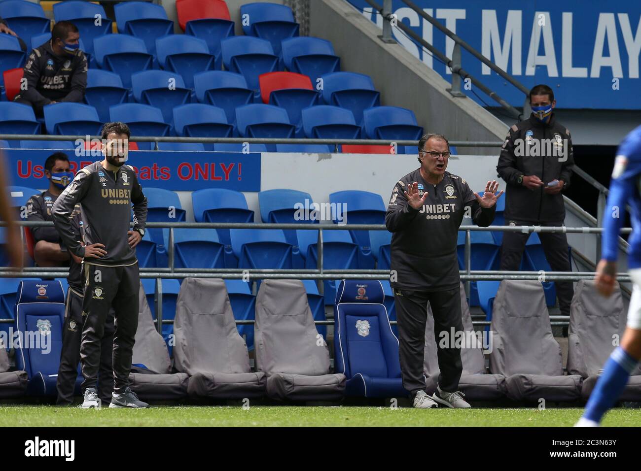 Cardiff, Royaume-Uni. 21 juin 2020. Marcelo Bielsa, le directeur/entraîneur-chef de Leeds United, regarde depuis le réseau de communication pendant le match de championnat de l'EFL Skybet, Cardiff City et Leeds Utd au stade de Cardiff City, le dimanche 21 juin 2020. Cette image ne peut être utilisée qu'à des fins éditoriales. Usage éditorial uniquement, licence requise pour un usage commercial. Aucune utilisation dans les Paris, les jeux ou les publications d'un seul club/ligue/joueur. photo par Andrew Orchard/Andrew Orchard sports Photography/Alamy Live News crédit: Andrew Orchard sports Photography/Alamy Live News Banque D'Images