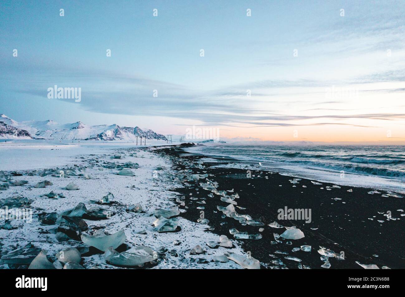 Vue sur Diamond Beach en Islande avec glaçons au sol Banque D'Images