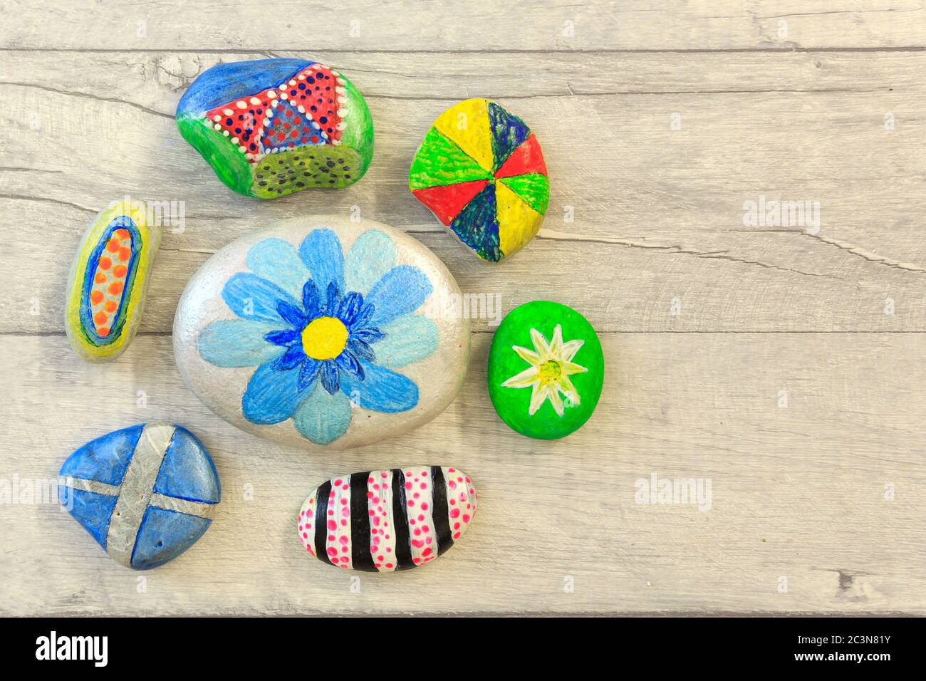 Pierres peintes sur un tableau de style sorbby Banque D'Images