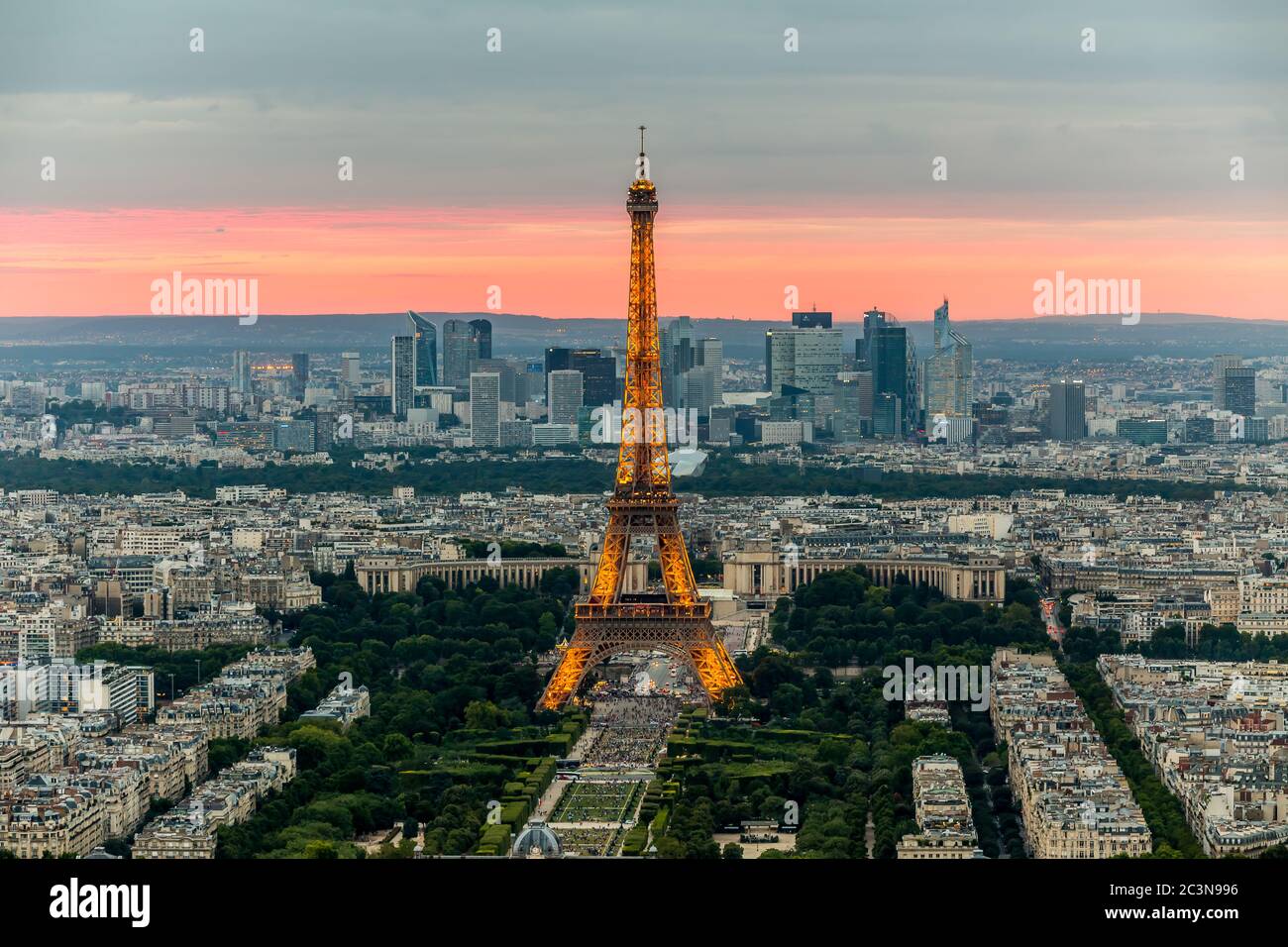 La Tour Eiffel et le quartier de la Défense de Paris d'en haut au coucher du soleil Banque D'Images