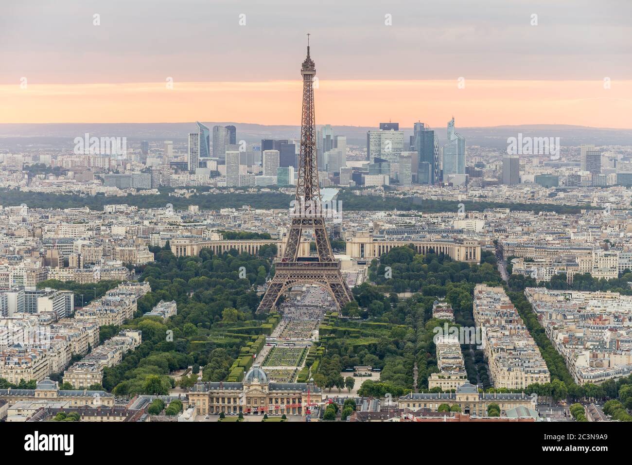 La Tour Eiffel et le quartier de la Défense de Paris d'en haut au coucher du soleil Banque D'Images