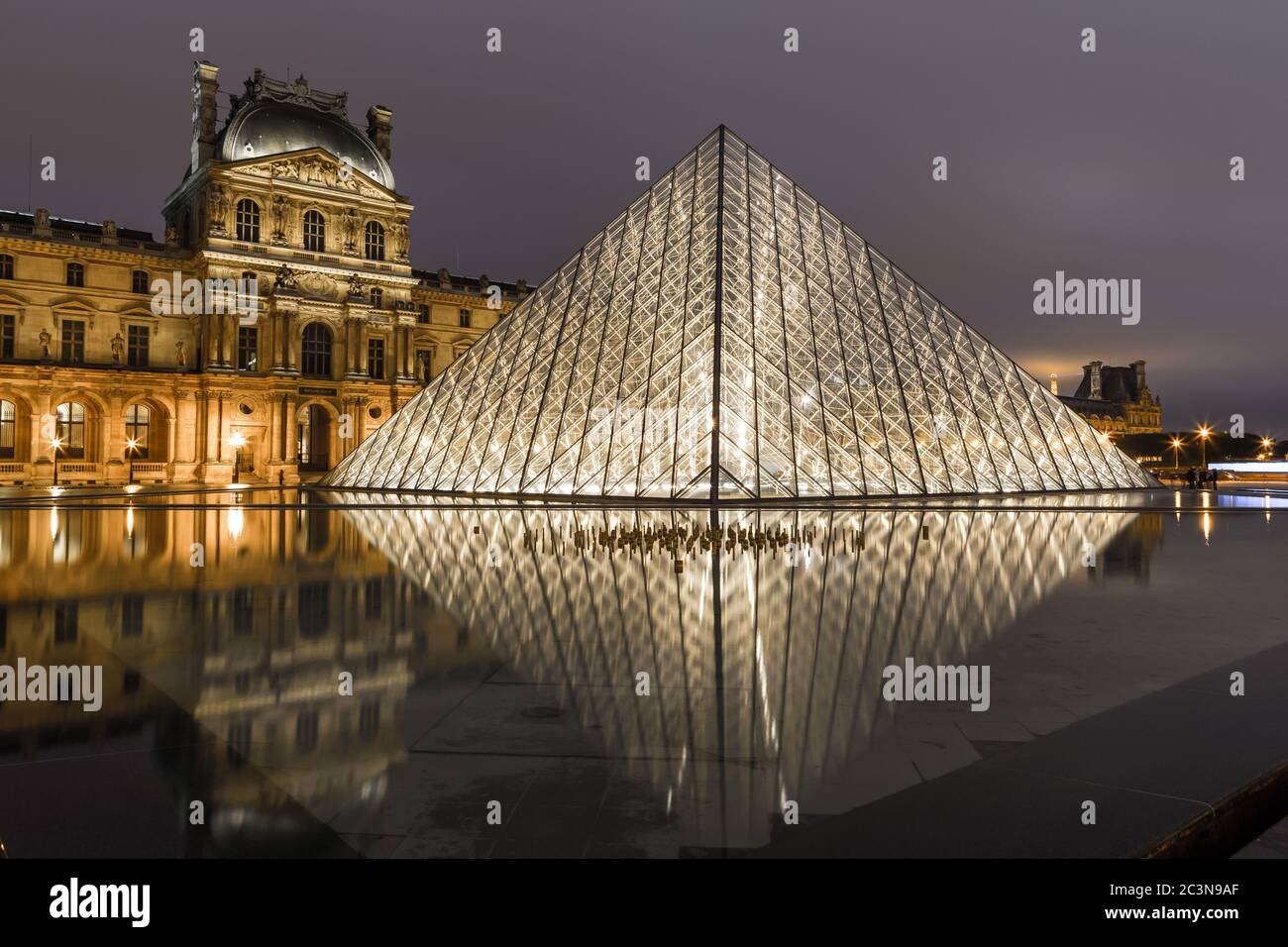 Musée du Louvre à Paris la nuit, France Banque D'Images