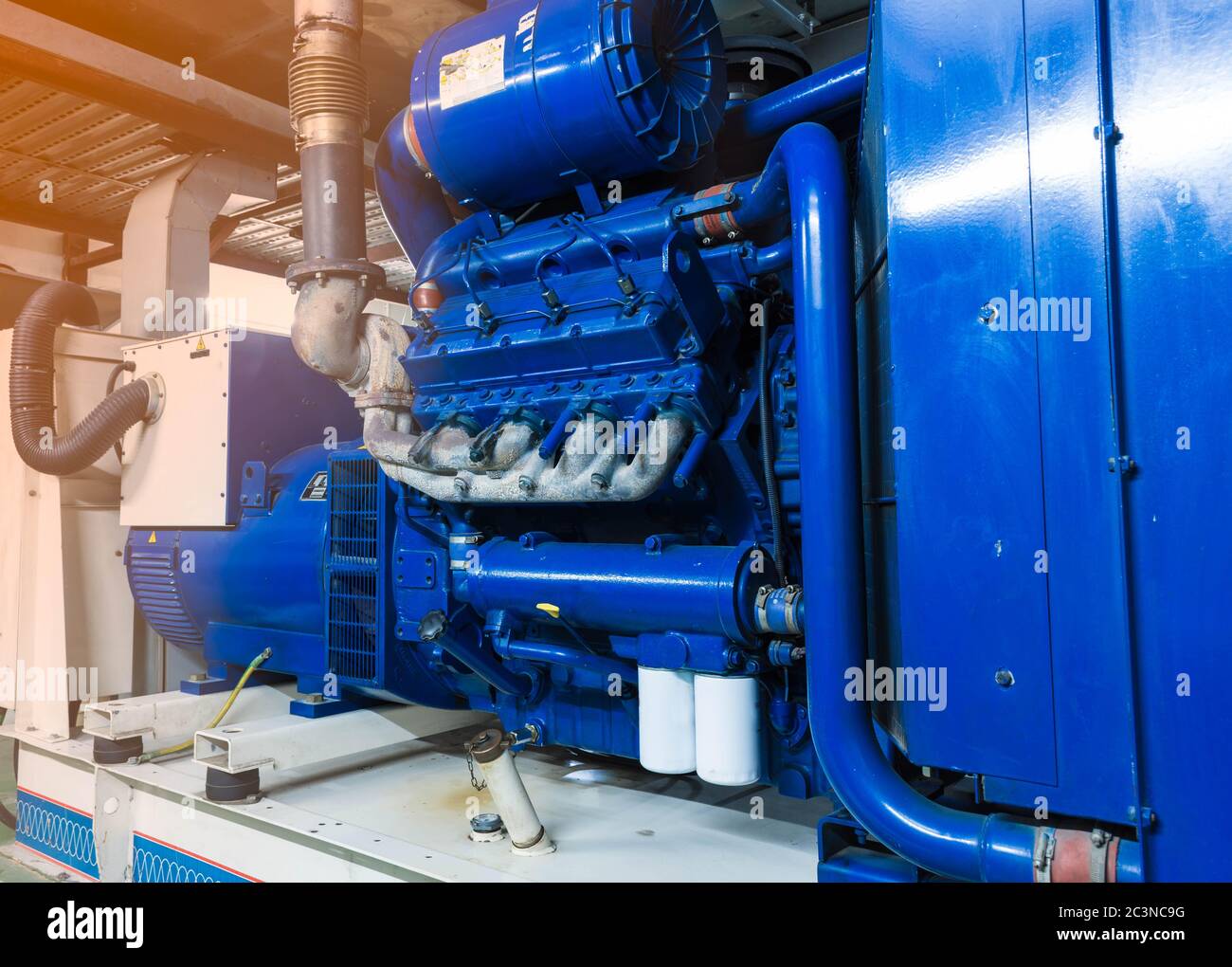 Gros plan de couleur bleue du générateur diesel et du système de filtre à carburant en usine. Banque D'Images