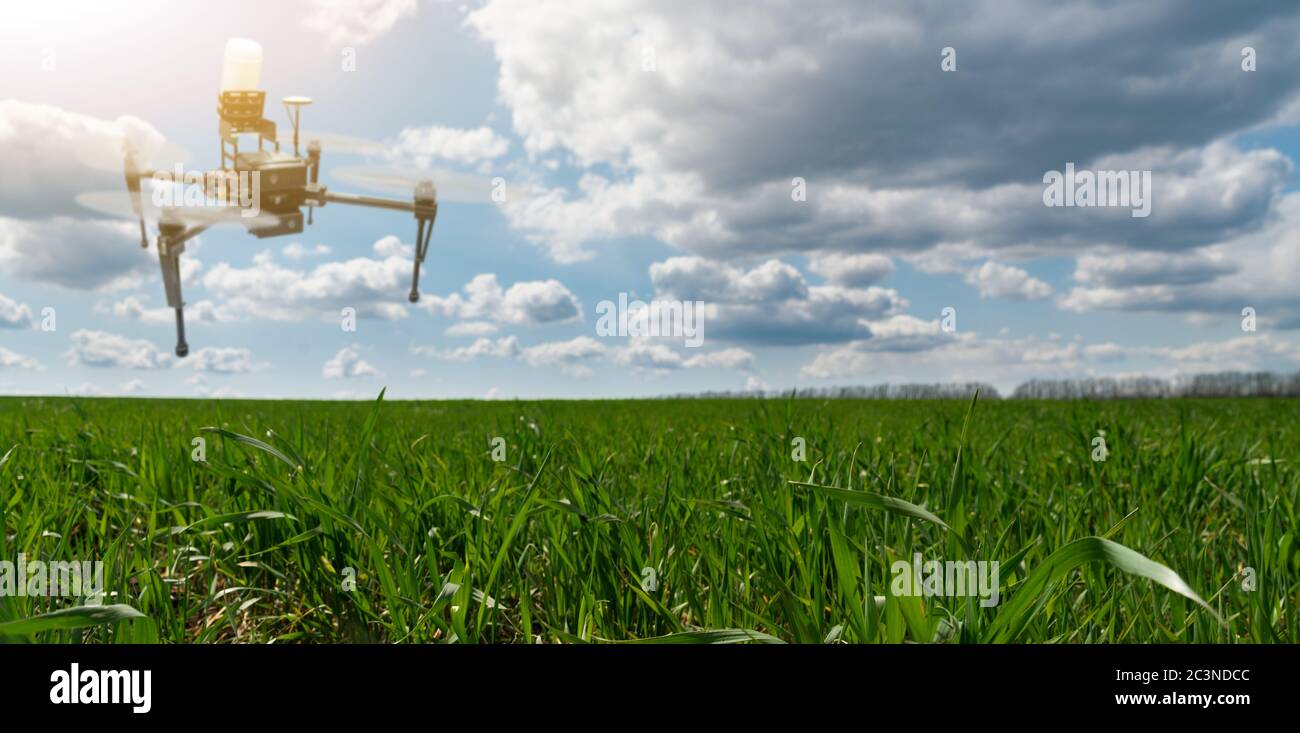 Drone au dessus du champ Banque de photographies et d’images à haute