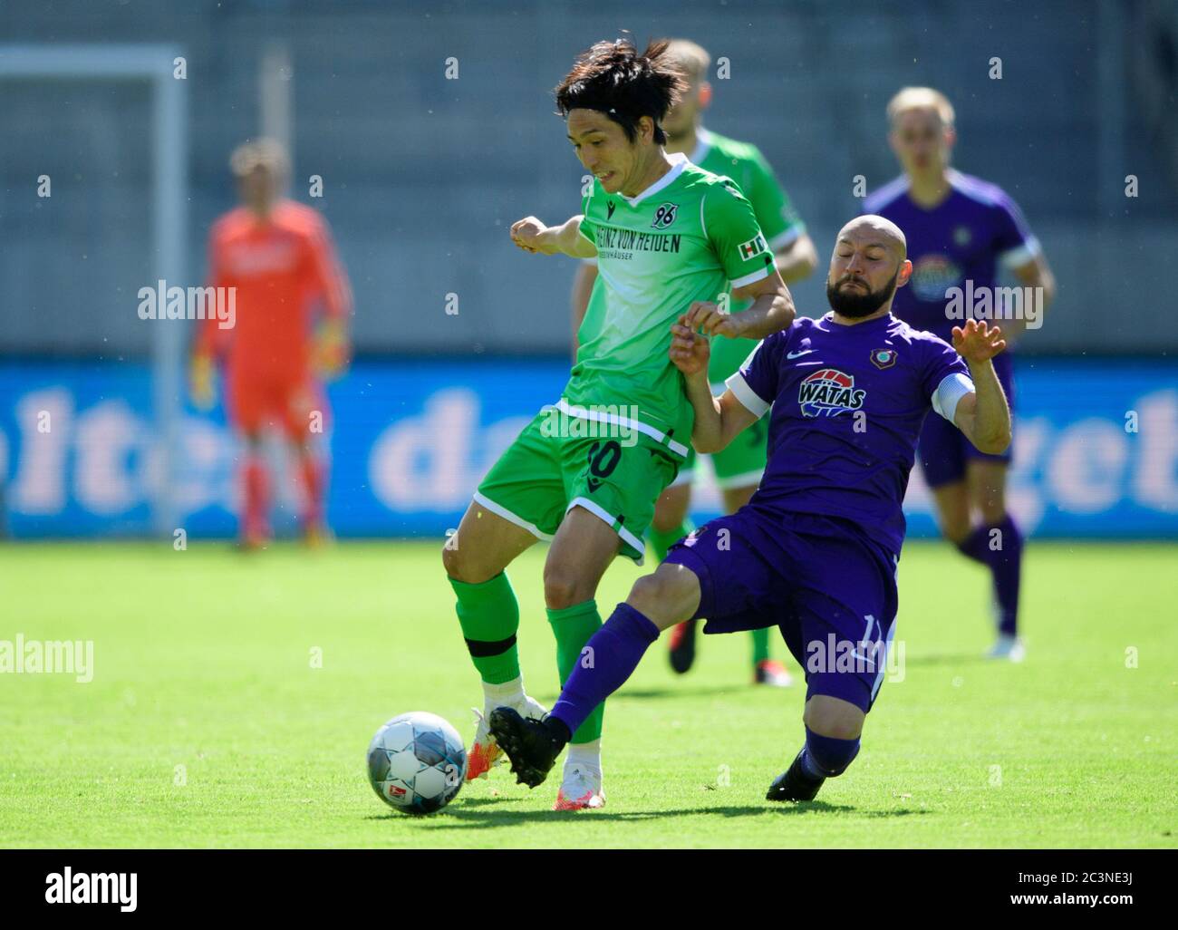 Aue, Allemagne. 21 juin 2020. Football: 2ème Bundesliga, FC Erzgebirge Aue - Hanovre 96, 33ème jour de match, au Sparkassen-Erzgebirgsstadion. Aues Philipp Riese (r) contre Genki Haraguchi de Hanovre. Crédit : Robert Michael/dpa-Zentralbild/dpa - NOTE IMPORTANTE : Conformément aux règlements de la DFL Deutsche Fußball Liga et de la DFB Deutscher Fußball-Bund, il est interdit d'exploiter ou d'exploiter dans le stade et/ou à partir du jeu pris des photos sous forme d'images de séquence et/ou de séries de photos de type vidéo./dpa/Alay Live News Banque D'Images