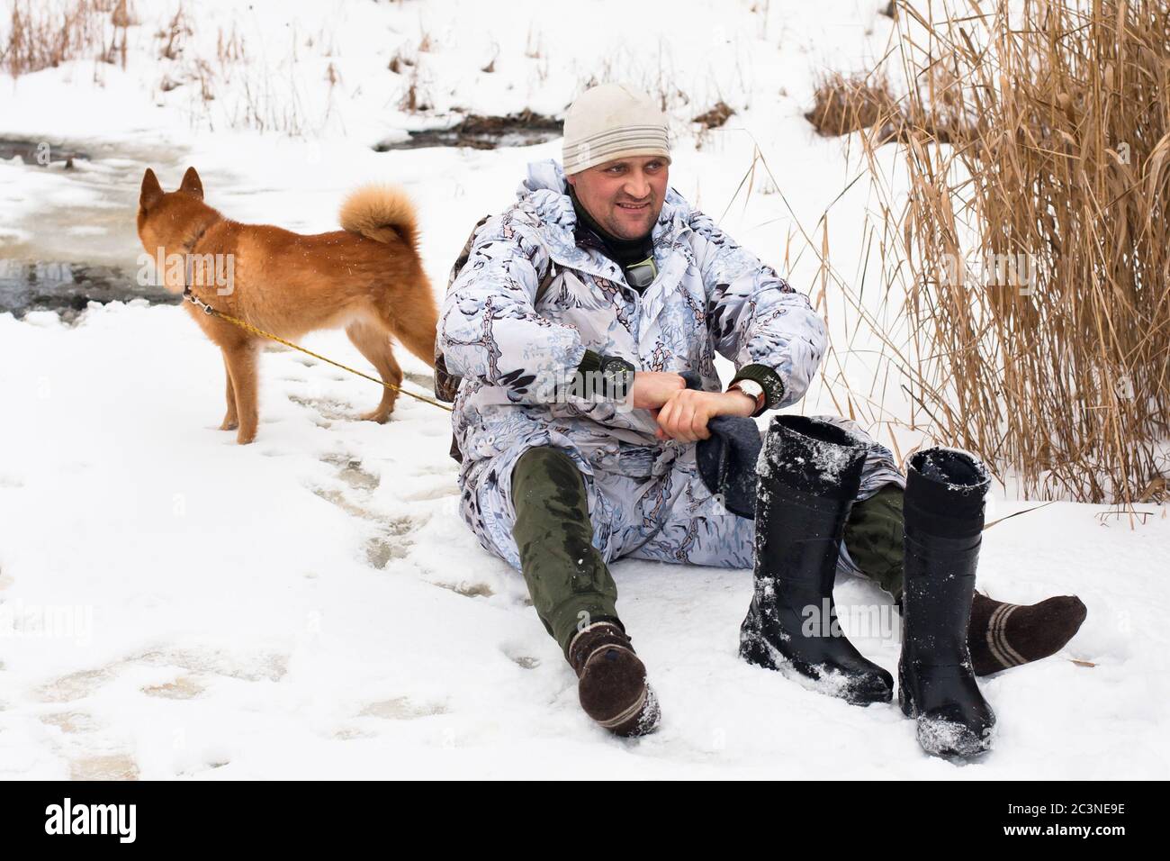 chasseur avec les pieds mouillés sur la chasse pour castor Banque D'Images