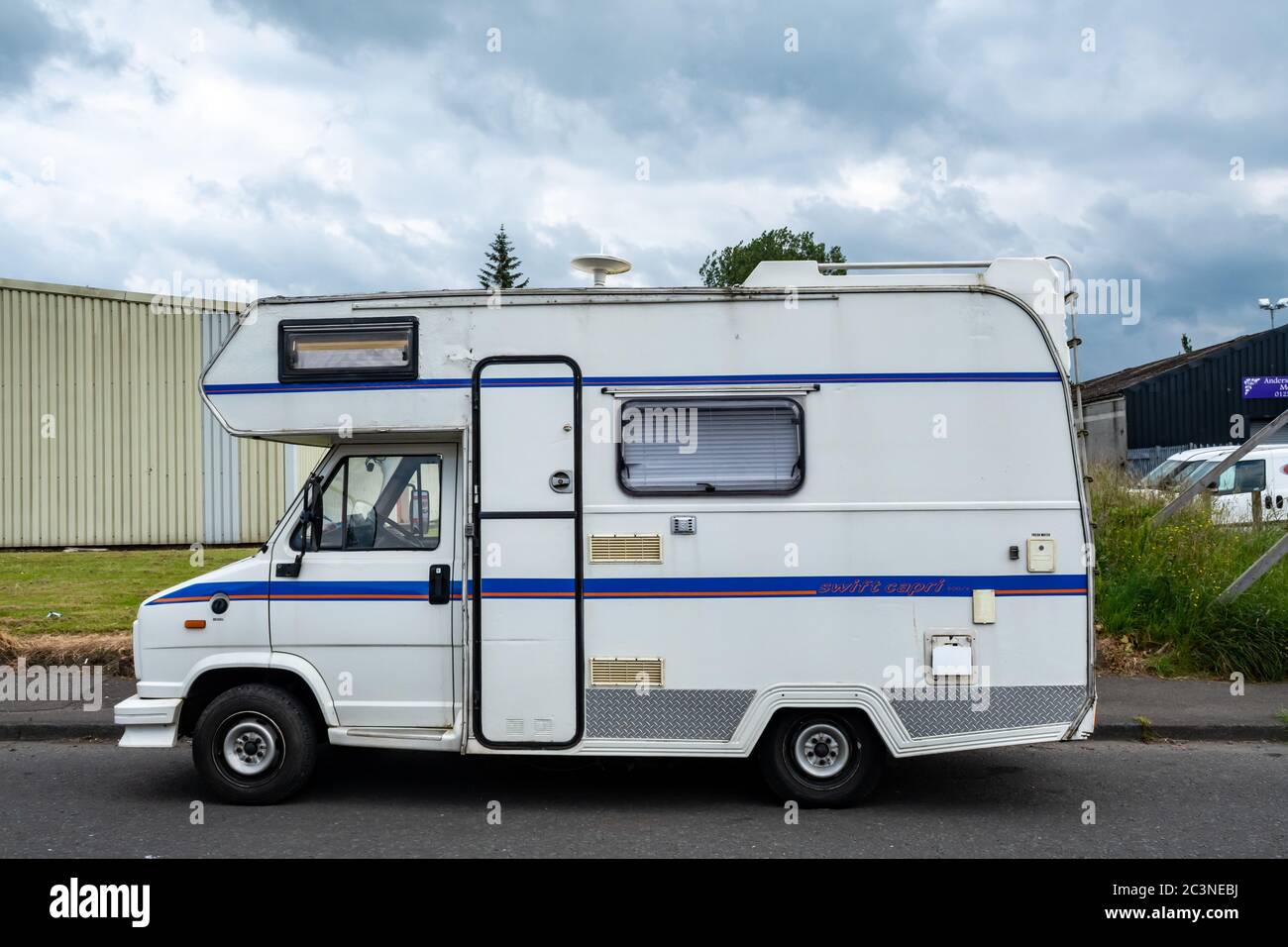 Profil d'une fourgonnette de camping bleu et blanc garée dans une zone industrielle près de Kilsyth. Banque D'Images