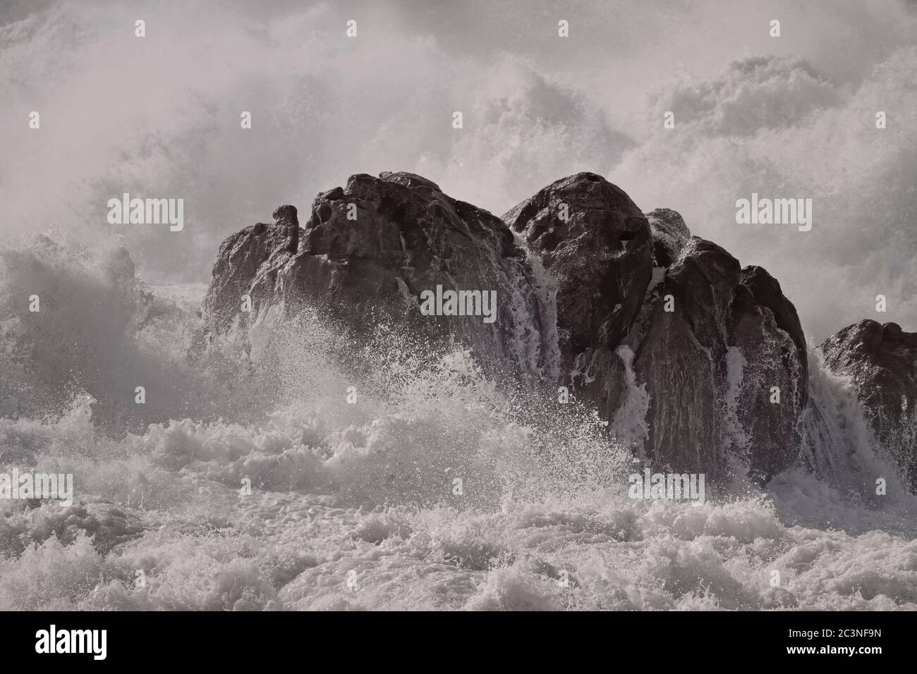 Rochers de mer sous une forte tempête Banque D'Images