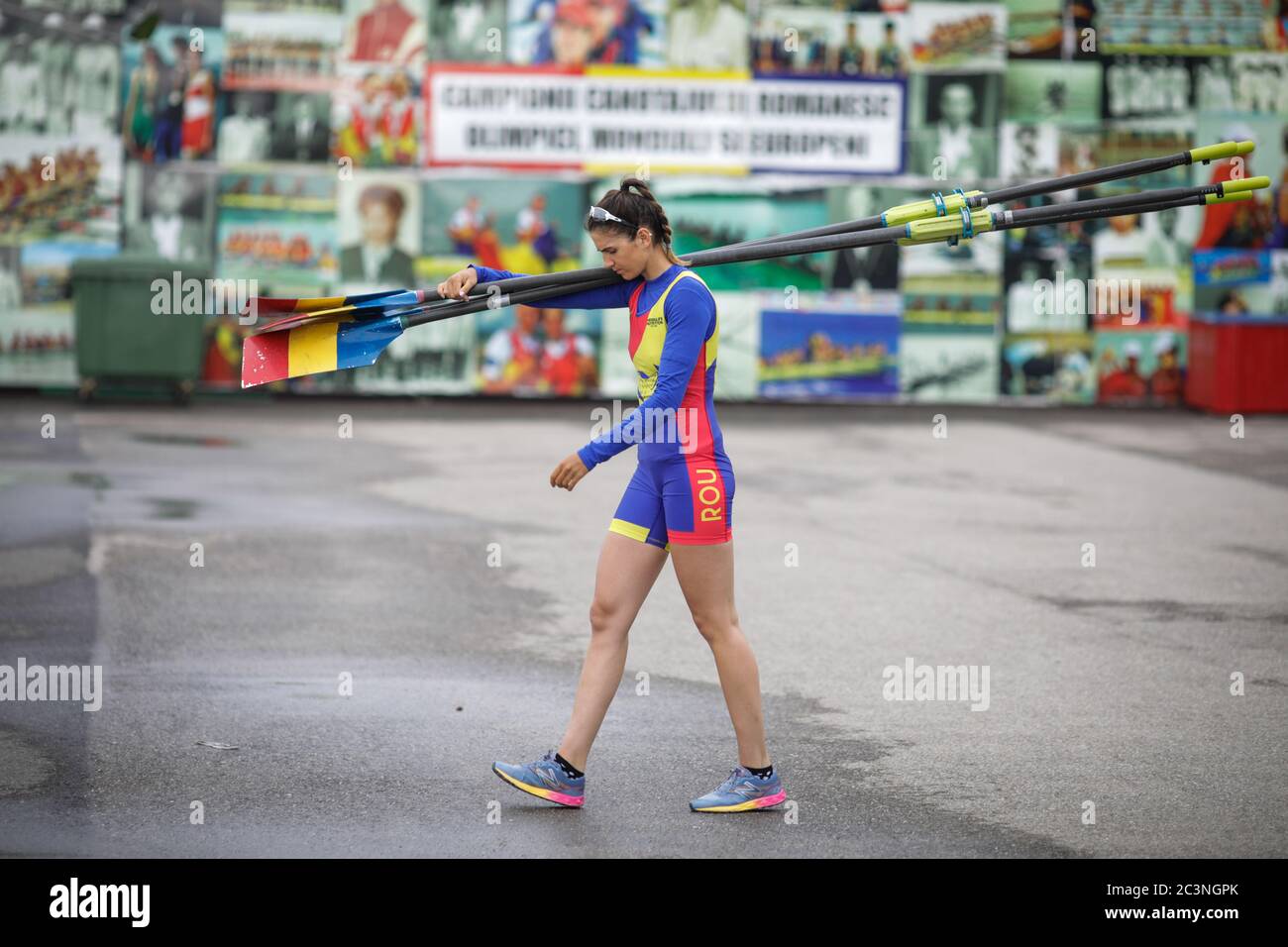 Snagov, Roumanie - 18 avril 2020 : les rameurs professionnels roumains de l'équipe olympique s'entraînent dans une base sportive. Banque D'Images