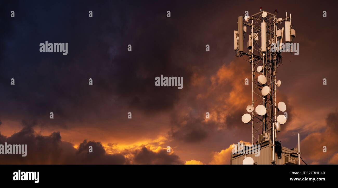 Émetteurs réseau 5G sur le toit d'un gratte-ciel Banque D'Images