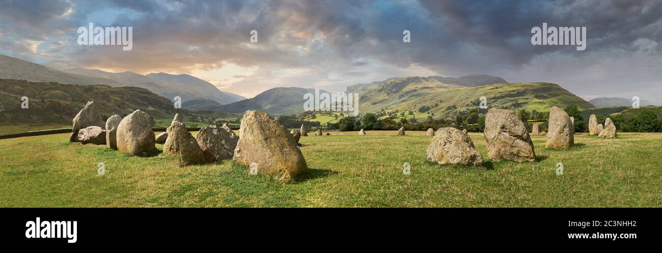 Vue sur les Monaliths du cercle de pierres de Castlerigg néogothique et le Lake District, en Angleterre, construit vers 2500 av. J.-C. Le cercle de pierres de Castlerigg a été construit vers 450 Banque D'Images