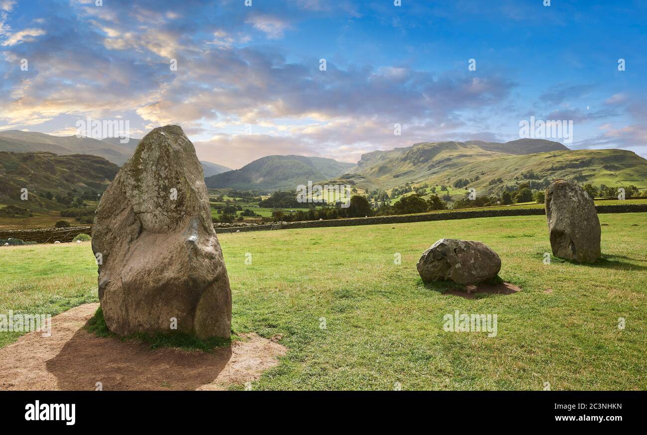 Vue sur les Monaliths du cercle de pierres de Castlerigg néogothique et le Lake District, en Angleterre, construit vers 2500 av. J.-C. Le cercle de pierres de Castlerigg a été construit vers 450 Banque D'Images