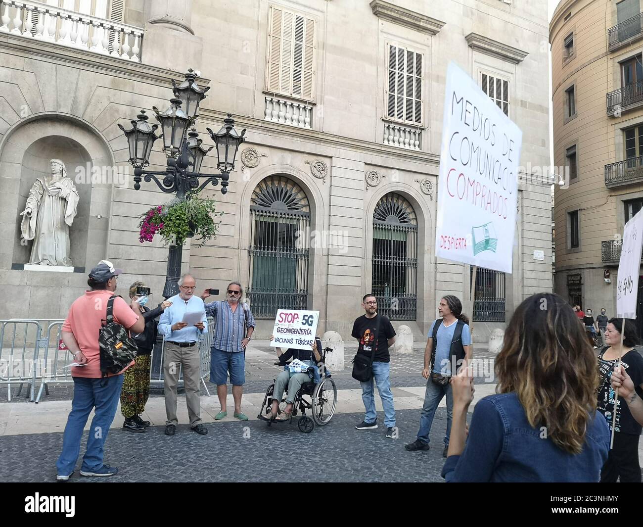 Barcelone, Espagne - 20 juin 2020 : manifestation contre la vaccination contre 5g et les covids sur la place Sant Jaume Banque D'Images