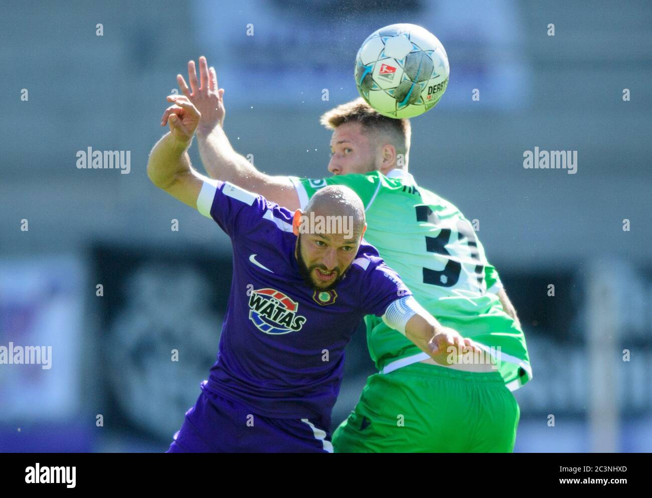 Aue, Allemagne. 21 juin 2020. Football: 2ème Bundesliga, FC Erzgebirge Aue - Hanovre 96, 33ème jour de match, au Sparkassen-Erzgebirgsstadion. Aues Philipp Riese (l) contre Waldemar Anton de Hanovre. Crédit : Robert Michael/dpa-Zentralbild/dpa - NOTE IMPORTANTE : Conformément aux règlements de la DFL Deutsche Fußball Liga et de la DFB Deutscher Fußball-Bund, il est interdit d'exploiter ou d'exploiter dans le stade et/ou à partir du jeu pris des photos sous forme d'images de séquence et/ou de séries de photos de type vidéo./dpa/Alay Live News Banque D'Images