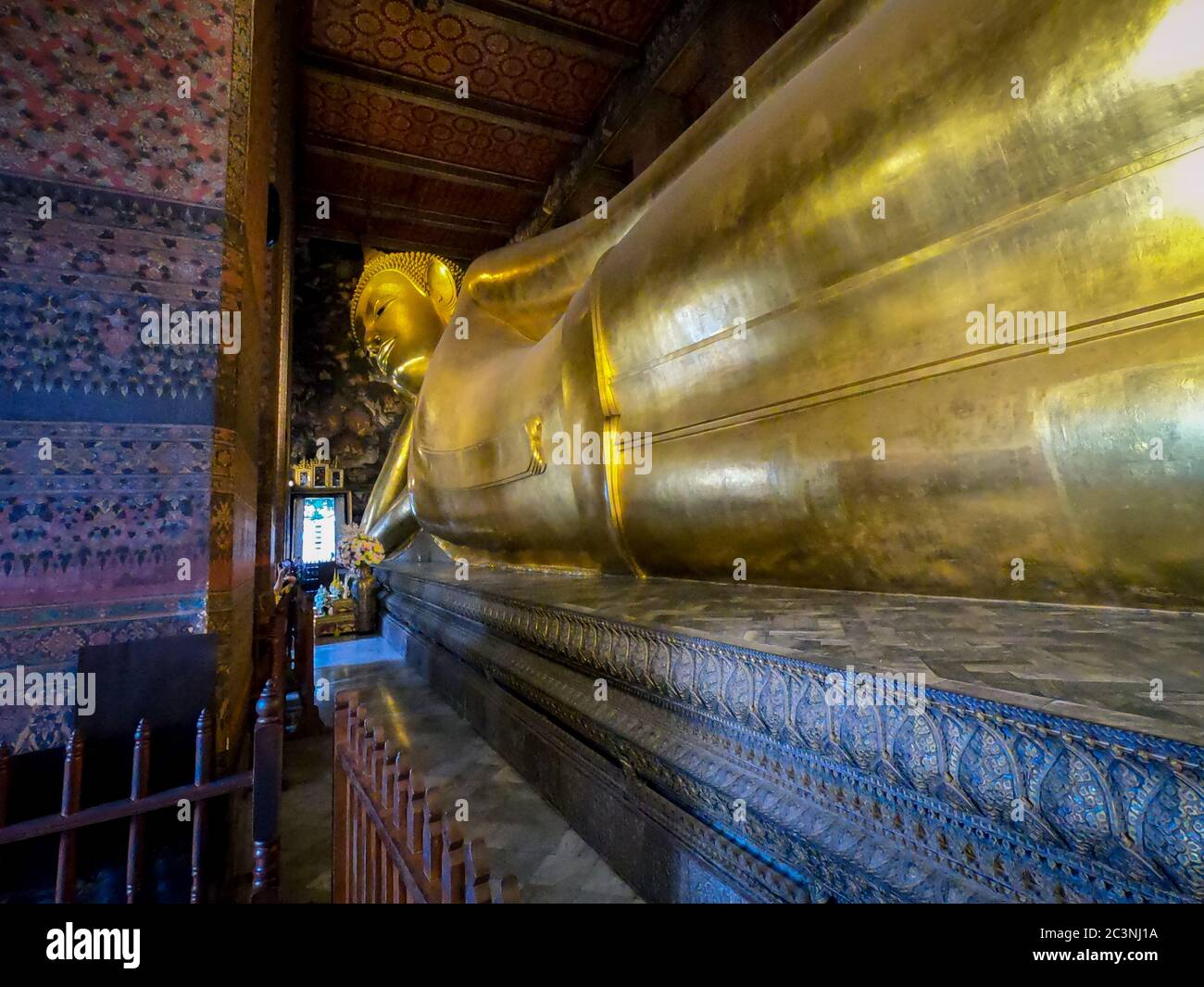 Statue d'or de bouddha couché à Wat Phra Chetuphon (Wat Pho) complexe de temples bouddhistes Phra Nakhon District, Bangkok, Thaïlande 25/11/2019 Banque D'Images