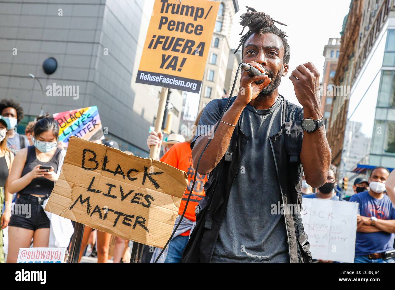 Un militant parle aux manifestants pendant le rallye. Les centièmes démontreront à New York contre le fasciste KKKKAMPAIN du président Trump et la vie noire a son importance le dix-septième week-end. Les manifestants continuent de marcher contre la brutalité policière et l'injustice raciale dans toute l'Amérique. Banque D'Images