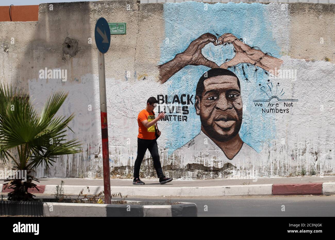 Gaza, Gaza. 21 juin 2020. Un palestinien marche à côté d'une fresque représentant George Floyd, un homme afro-américain non armé qui est décédé pendant qu'il était sous garde à vue à Minneapolis, à Gaza, le dimanche 21 juin 2020. Photo par Ismael Mohamad/UPI crédit: UPI/Alay Live News Banque D'Images