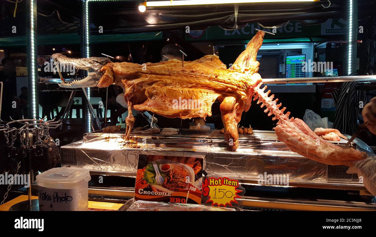 Viandes de crocodiles - barbecue d'alligators - Street Food à Khao San Road, Bankok, Thaïlande, 24/11/2019 Banque D'Images