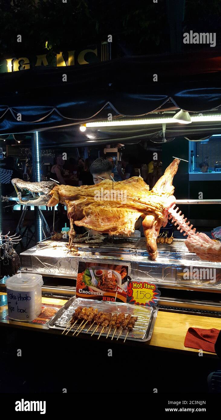 Viandes de crocodiles - Alligator barbecue - Street Food at Koh San Road, Bankok, Thaïlande, 24/11/2019 Banque D'Images