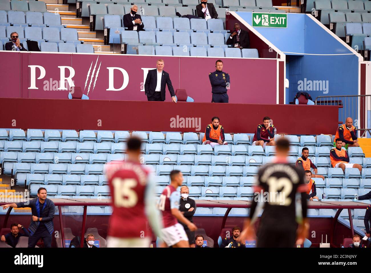 Dean Smith, directeur de la Villa Aston (à gauche) et John Terry, directeur adjoint, regardent depuis les tribunes le match de la Premier League à Villa Park, Birmingham. Banque D'Images