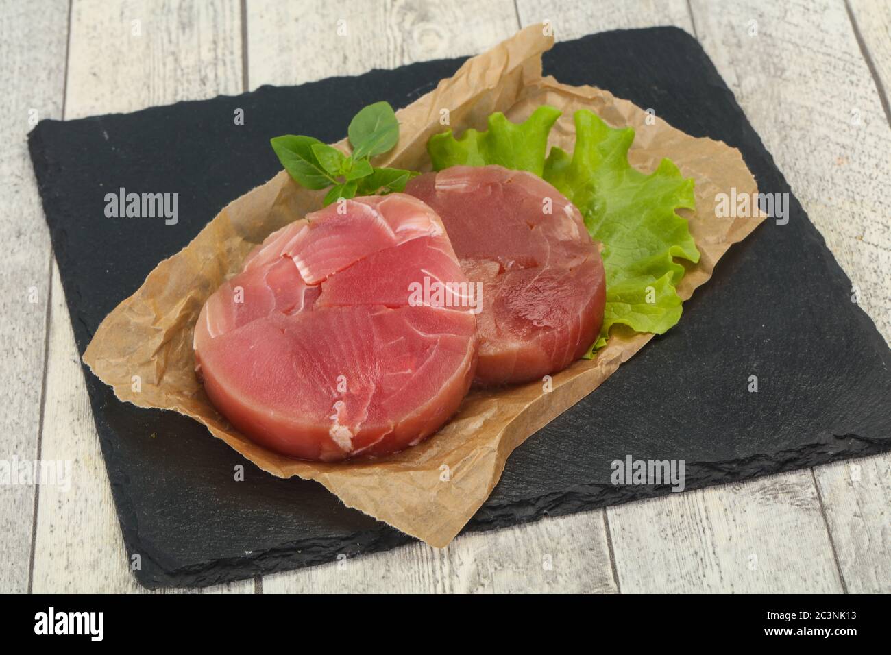 Raw tuna steak ronde prêt pour grill Banque D'Images
