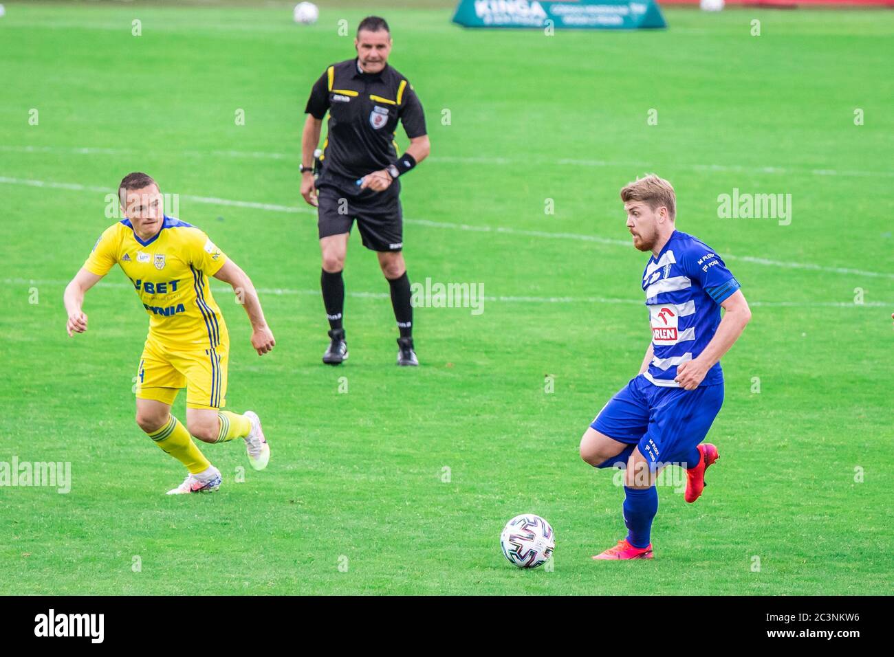 Michal Nalepa d'Arka Gdynia et Dominik Furman de Wisla Plock en action pendant le match PKO Ekstraklasa entre Wisla Plock et Arka Gdynia au stade Kazimierz Górski.score final; Wisla Plock 0:0 Arka Gdynia. Banque D'Images