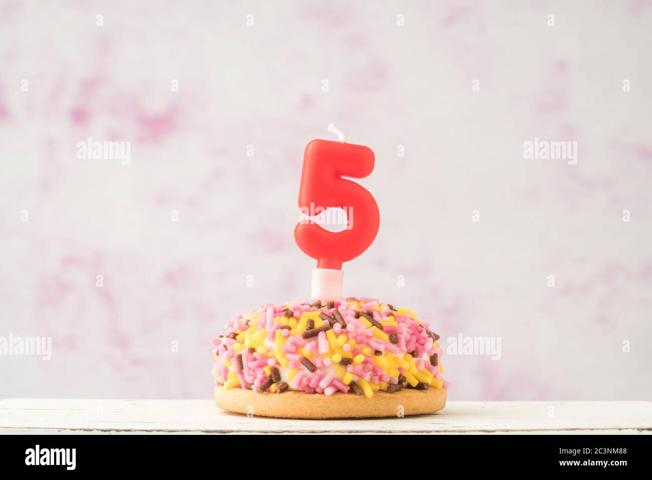 Un Petit Gateau Colore Avec La Bougie En Forme De Cinq Pour La Fete D Anniversaire Photo Stock Alamy