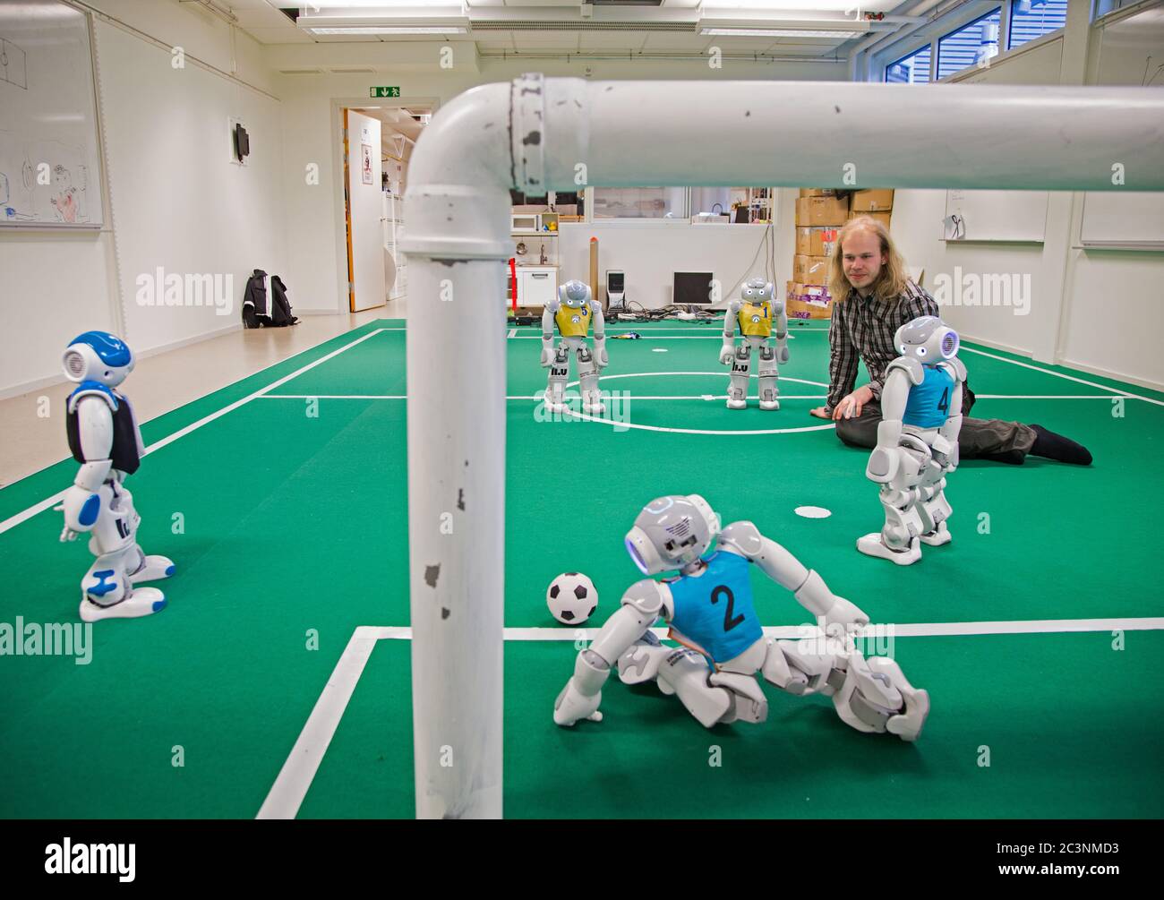 Linkoping, Suède 20170508 photo du laboratoire de robot, Université de Linköping. Fredrik Löfgren, étudiant à LIU, et l'équipe nationale suédoise de robots dans le football, se meulent sur la forme de la coupe du monde de football pour robots au Japon à la fin du mois de juin. Photo Jeppe Gustafsson Banque D'Images