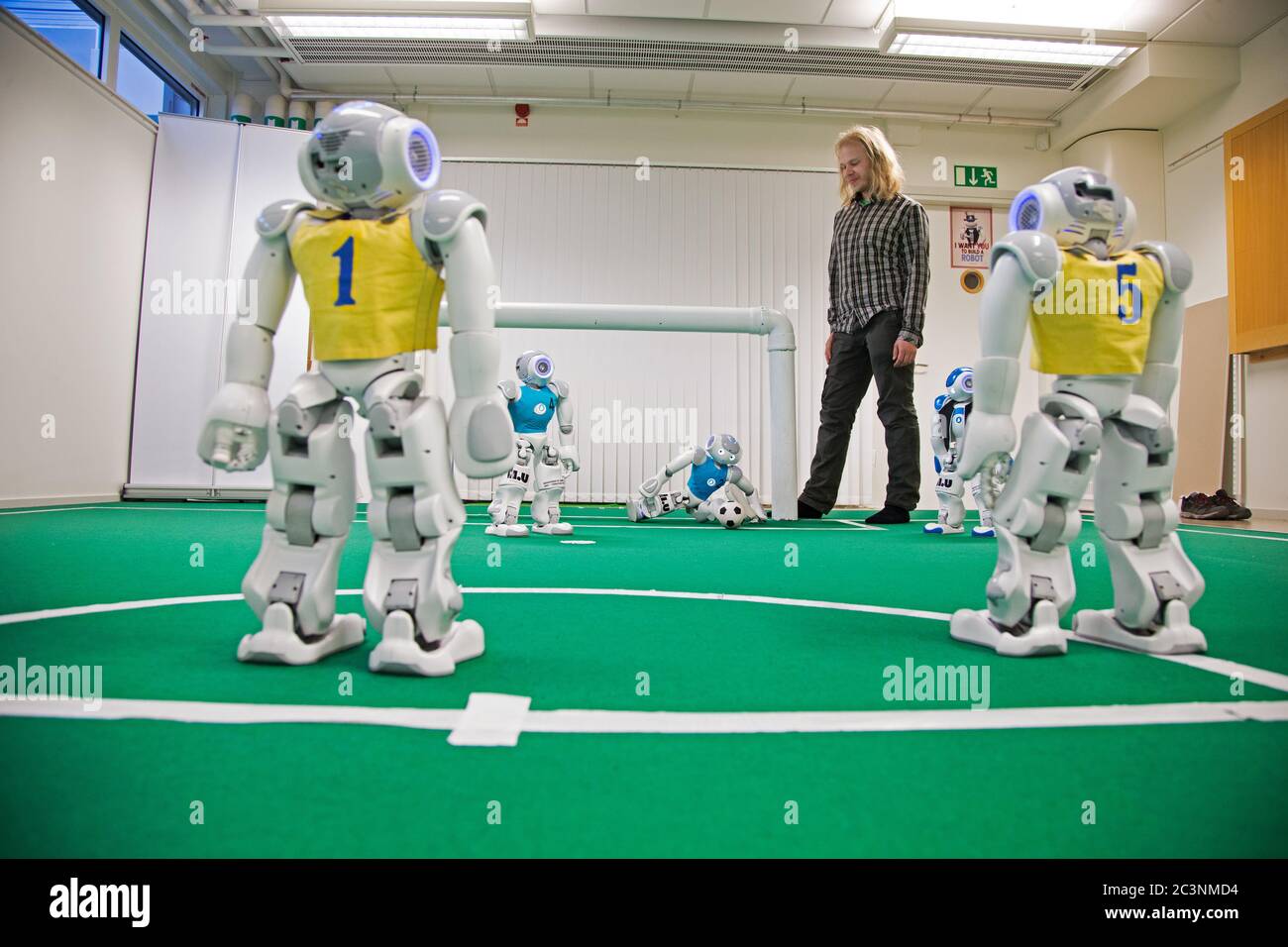 Linkoping, Suède 20170508 photo du laboratoire de robot, Université de Linköping. Fredrik Löfgren, étudiant à LIU, et l'équipe nationale suédoise de robots dans le football, se meulent sur la forme de la coupe du monde de football pour robots au Japon à la fin du mois de juin. Photo Jeppe Gustafsson Banque D'Images