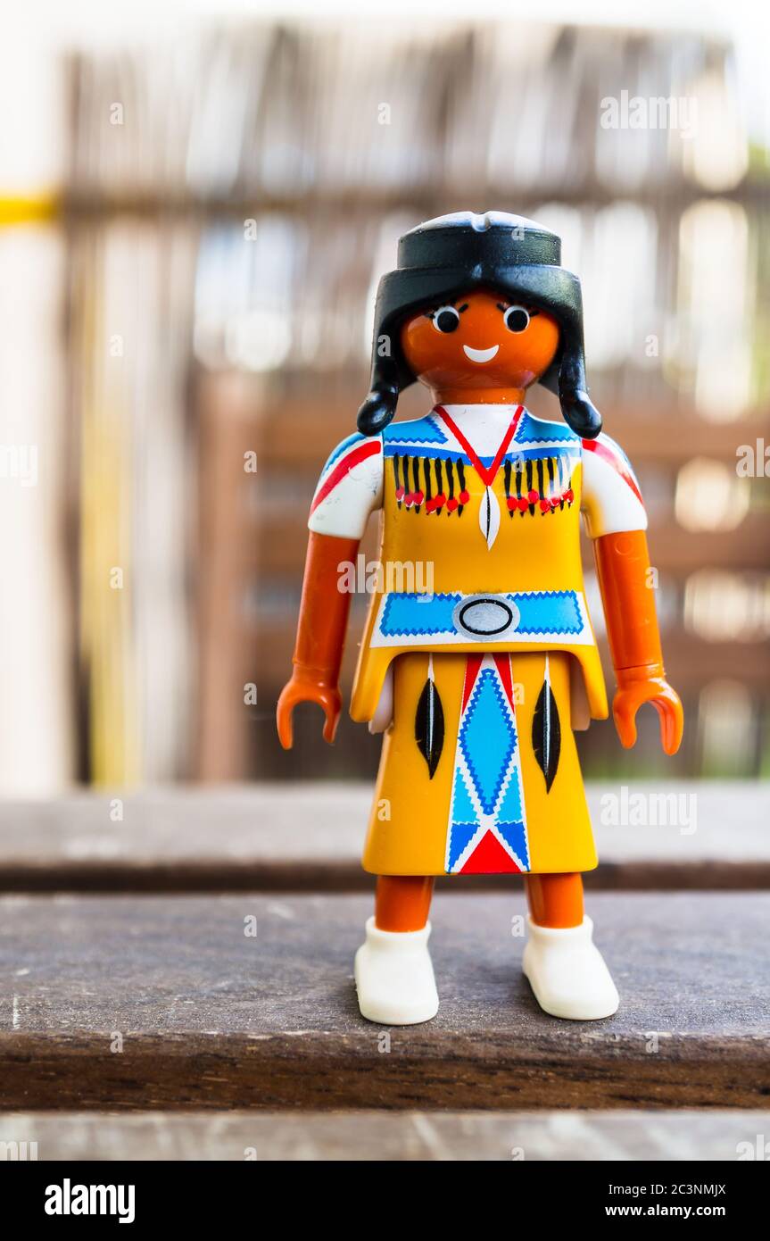 POZNAN, POLOGNE - 10 mai 2020 : figurine de femme américaine originaire de Playmobil sur une surface en bois. Banque D'Images