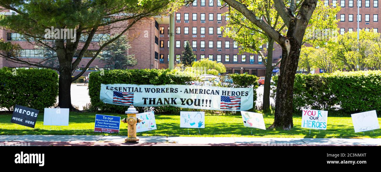 West Isp, New York, Etats-Unis - 13 mai 2020: Signes remerciant les infirmières, les médecins et tous les travailleurs essentiels devant le Good Samaritan Hospital pendant COVID Banque D'Images